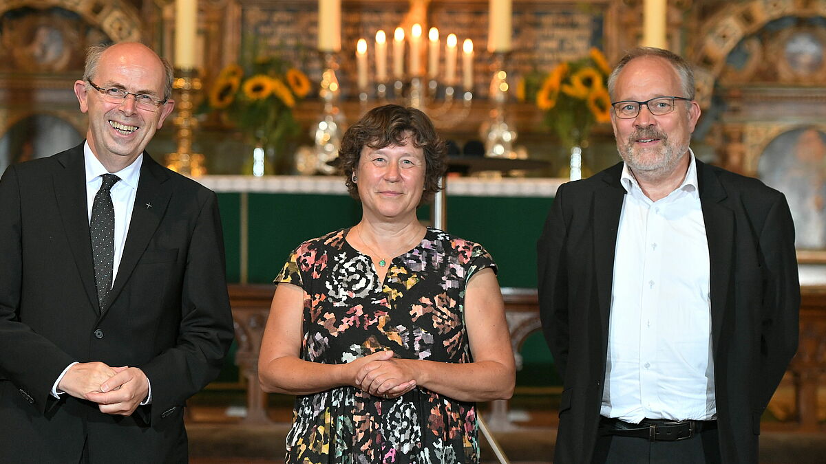 Anlässlich des deutsch-dänischen Grenzjubiläums sprachen die dänische Bischöfin Marianne Christiansen (Mitte, Bistum Hadersleben) und Bischof Elof Westergaard (rechts, Bistum Ribe) und der Schleswiger Bischof Gothart Magaard. 