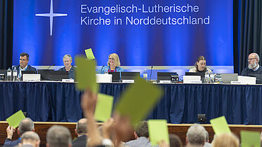 Abstimmung in Landessynode mit Blick aufs Präsidium Abstimmung in Landessynode mit Blick aufs Präsidium
