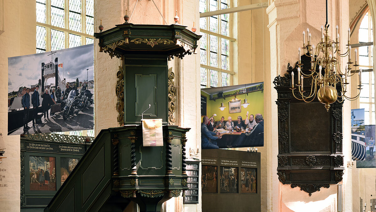 Der Abschluss des Fotoprojekts "Totentanz" hängt in der Wolgaster St. Petri-Kirche