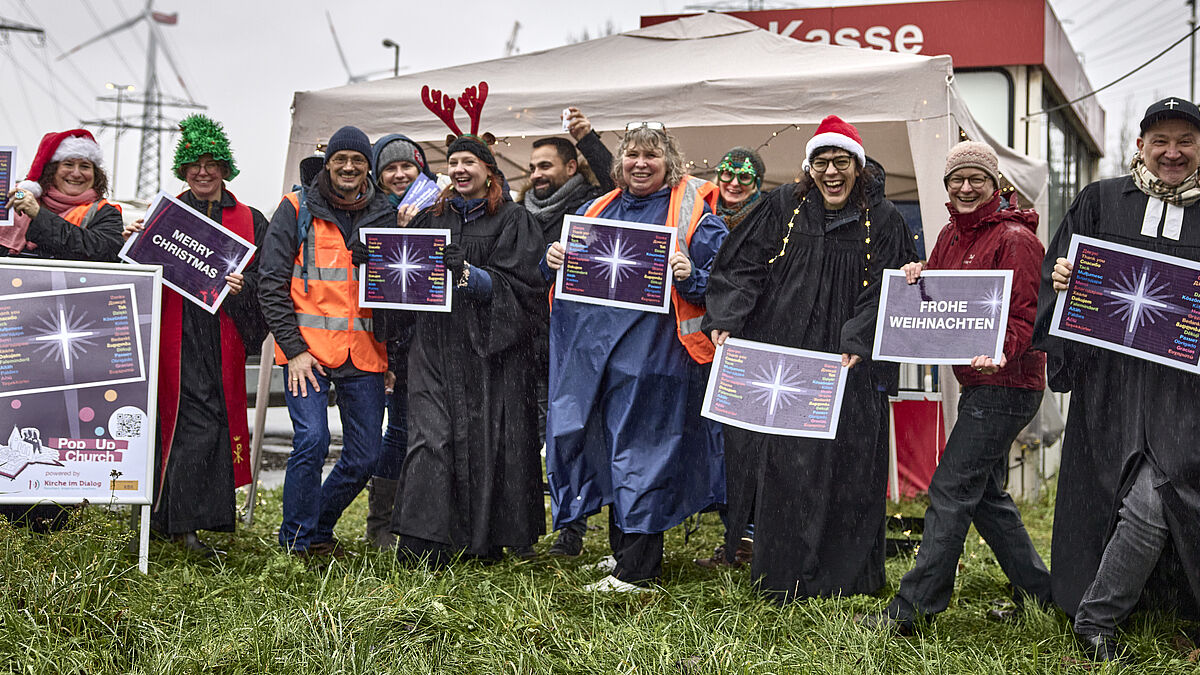 Vom schlechten Wetter ließ sich das Team der Pop Up-Church nicht aufhalten: Pastorinnen und Pastoren der Nordkirche und Mitarbeitende von KDA und Kirche im Dialog sowie ehrenamtliche Helferinnen auf dem Autohof.