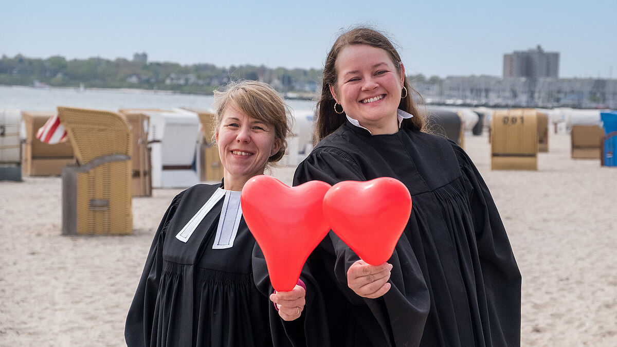 Die Pastorinnen Janika Frunder und Lena-Katharina Schedukat freuen sich darauf, Paare unter den Segen Gottes zu stellen. 