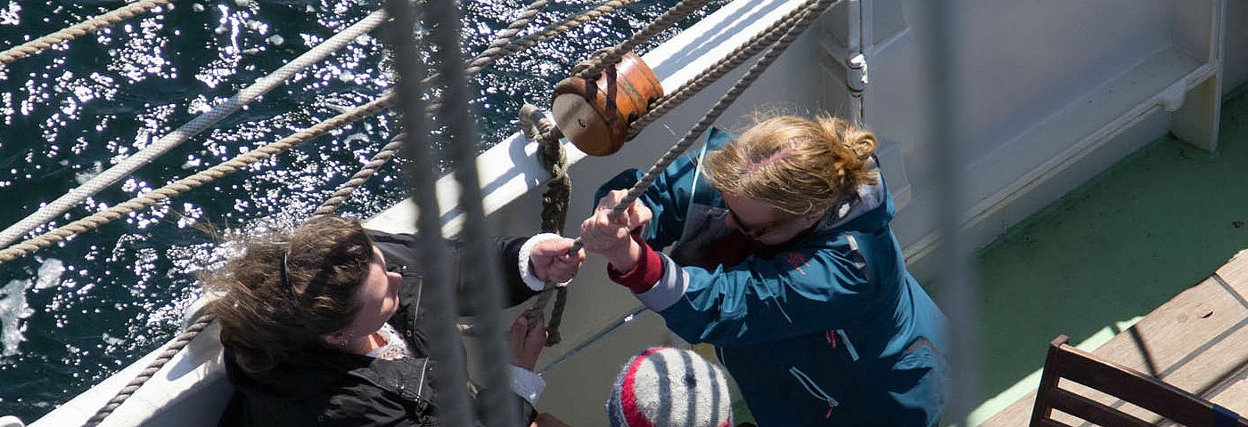 Jeder packt mit an - die Gäste auf dem Nordkirchenschiff setzen gemeinsam Segel.