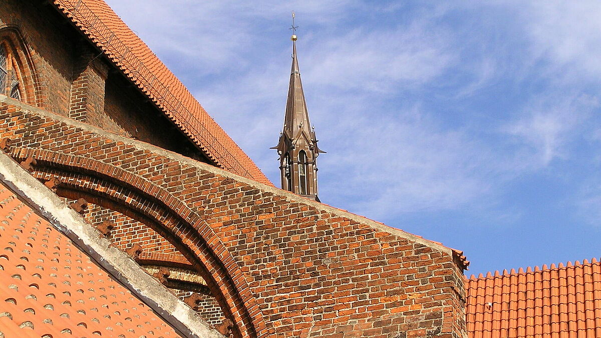 St. Nikolai Wismar: Strebebögen und Tirm