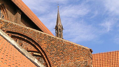 St. Nikolai Wismar: Strebebögen und Tirm