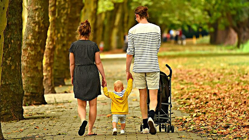 Familienspaziergang mit Kleinkind 