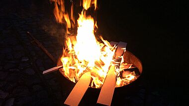 Lagerfeuer mit gelber Flamme 