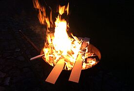 Lagerfeuer mit gelber Flamme 