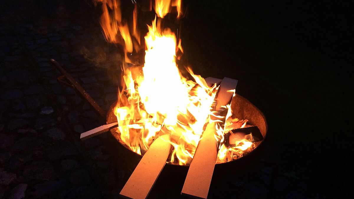 Das Johannisfest ist im Laufe der Jahre eng mit der Sommersonnenwende verknüpft worden und wird traditionell im Freien mit einem Lagerfeuer begangen. 