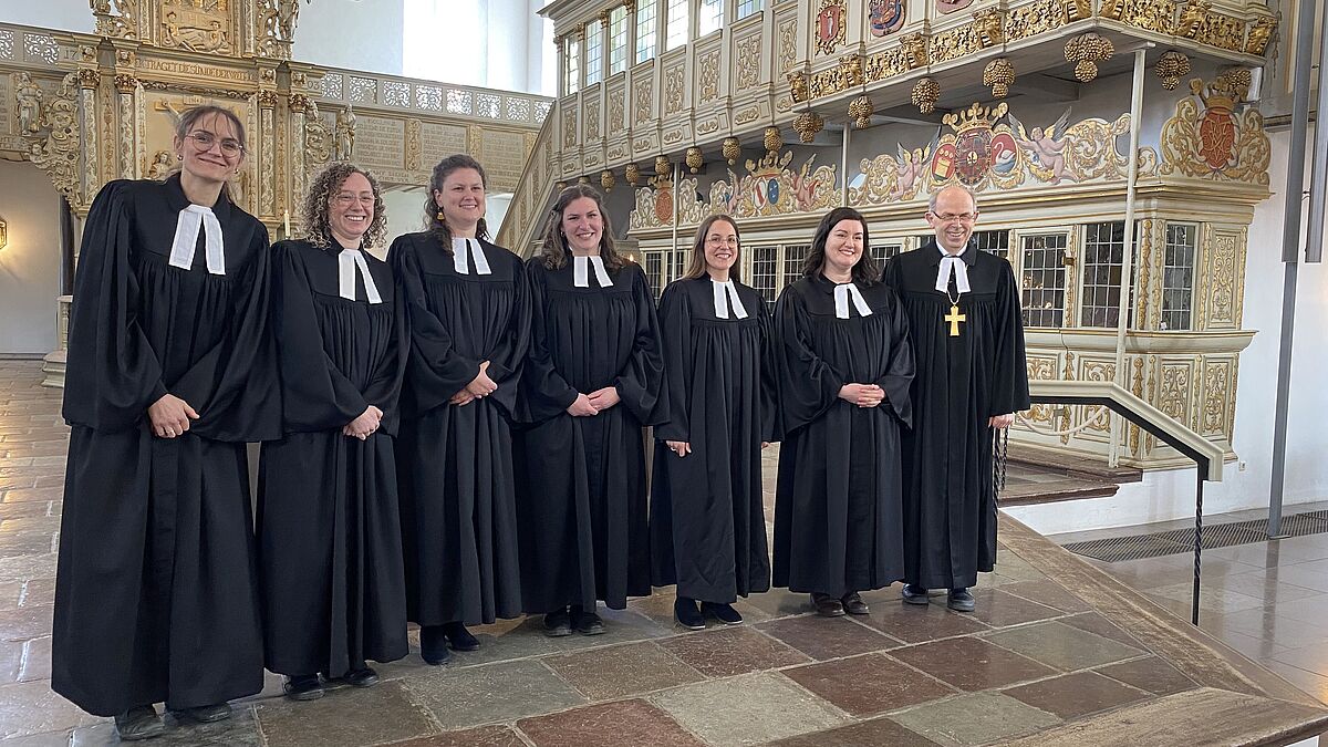 Bischof Gothart Magaard hat sechs Frauen ins Pfarramt ordiniert: Monika Ewa Behrend, Jessika Gude, Janine Beatrice Meyer, Giulia Aman, Sabrina Rebecca Stalschus und Vivien Moyano-Valdes (von links nach rechts).