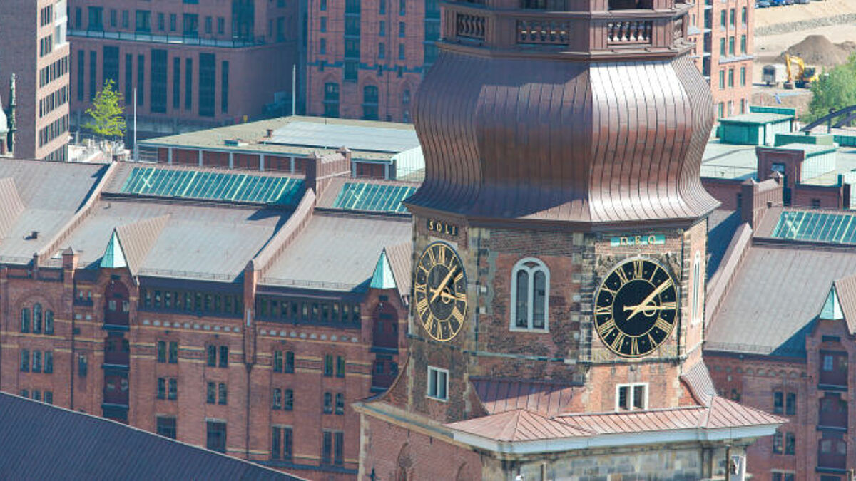 Blick auf den Turm der St. Katharinen-Kirche in Hamburg.