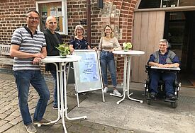 Pastor Michael Jordan, Kirchenmusiker Heiko Henrich, Maike Bendig (Pastorin für Personal- und Gemeindeentwicklung im Kirchenkreis), Vivienne Schneider (Theologiestudentin und zurzeit Gemeindepraktikantin) und Kirchenmitglied Magda Franzke