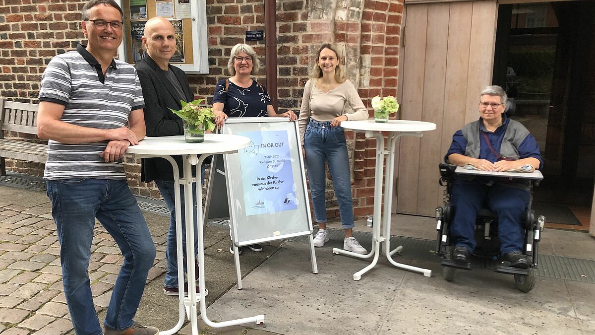 Pastor Michael Jordan, Kirchenmusiker Heiko Henrich, Maike Bendig (Pastorin für Personal- und Gemeindeentwicklung im Kirchenkreis), Vivienne Schneider (Theologiestudentin und zurzeit Gemeindepraktikantin) und Kirchenmitglied Magda Franzke freuen sich auf den Austausch zum Thema Kirchenzugehörigkeit. 