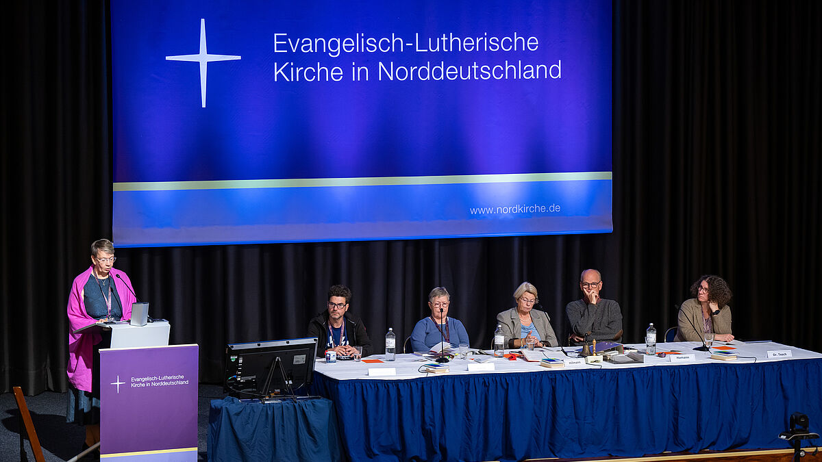 Die Landessynode startet diesmal am Mittwochabend. An Tag 1 steht unter anderem der Bericht der Kirchenleitung auf der Agenda. 