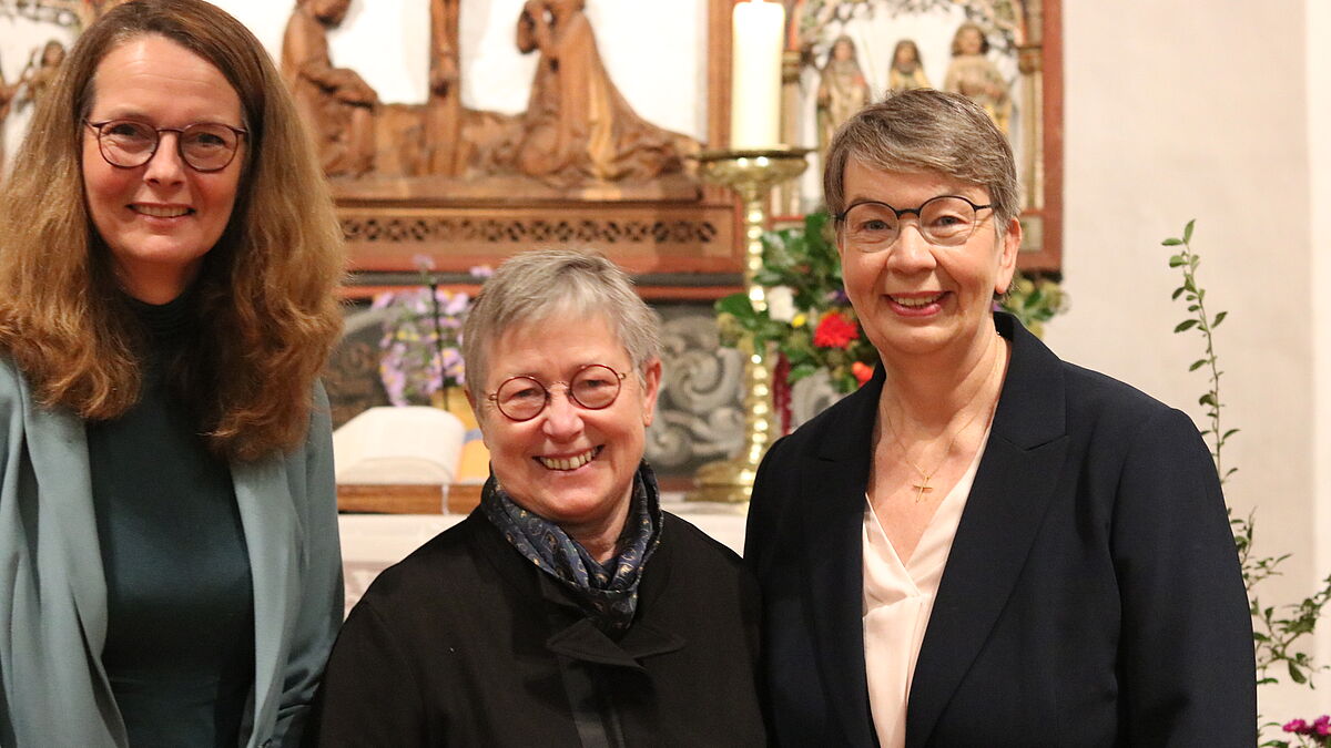 Ministerin Bettina Martin und Landesbischöfin Kristina Kühnbaum-Schmidt freuen sich mit Elke König