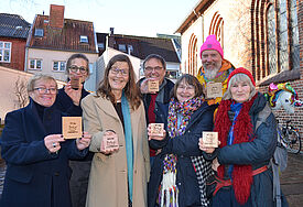 Werden am Sonnabend vor der St.-Nicolai-Kirche das Gespräch mit Interessierten zum Thema Menschenwürde suchen: (v.l.) Christel Fries, Silja Ullrich, Barbara Budke, Pastor Michael Jordan, Silke Faubel, Eckhard Voß und Luna Wiedemann.