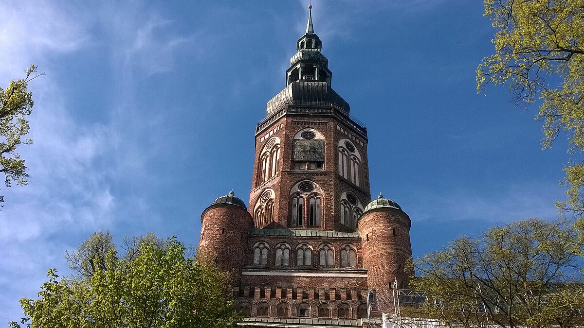 Im Greifswalder Dom feiern Studierende und andere Interessierte den Taizé Gottesdienst. Es soll eine leise Form der Besinnung in turbulenten Zeiten sein. 