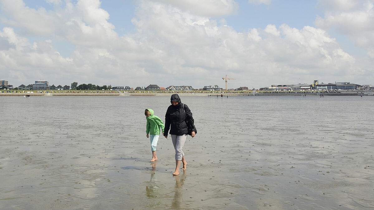 Wattwanderungen stehen bei der Mutter-Kind-Kur in Büsum mit auf dem Programm.