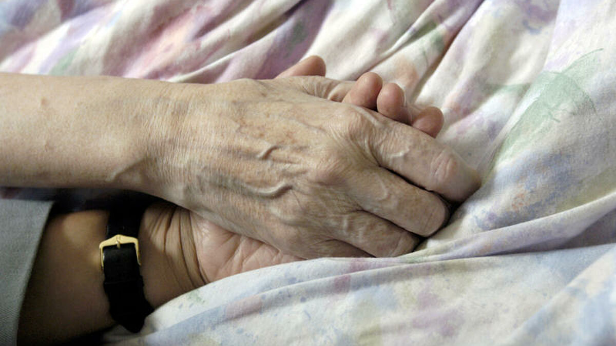 "Nicht durch die Hand eines anderen sollen die Menschen sterben, sondern an der Hand eines anderen", zitierte Joachim Gauck jüngst Horst Köhler (Symbolbild) und forderte eine Stärkung der Hospiz- und Palliativversorgung 