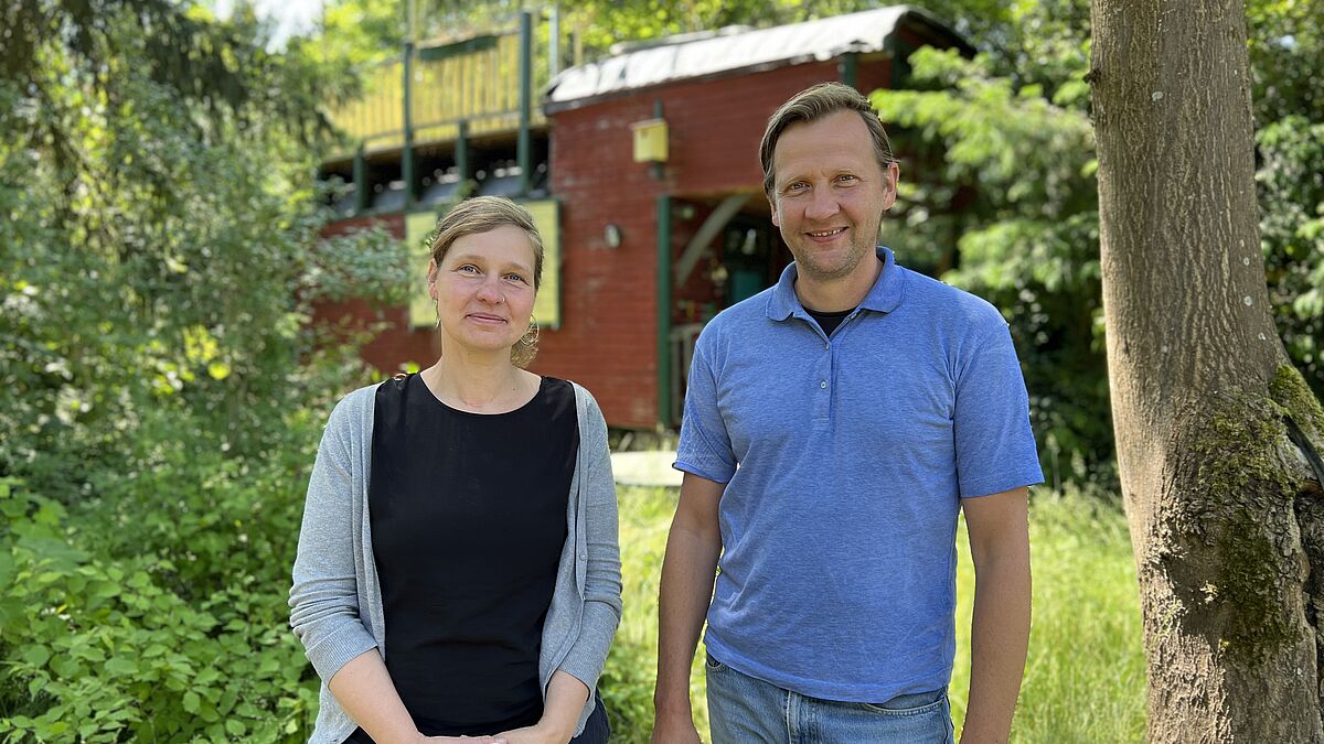 Barbara Bruder und Pastor Björn Begas träumen von einem Bauwagen oder Tinyhaus zum Übernachten im Luthergarten. Den Wagen im Hintergrund können sie leider nicht behalten.