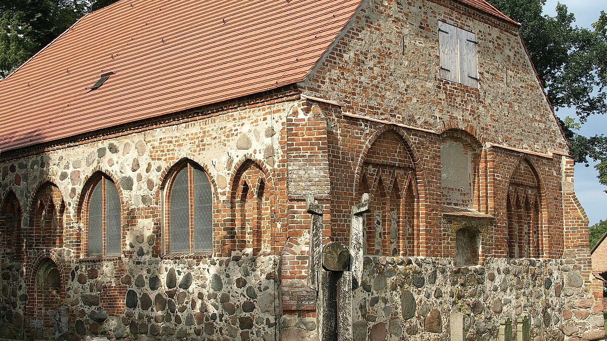 Dorfkirche in Liepe: Das bestehende Gebäude wurde im 15. und 16. Jahrhundert errichtet.