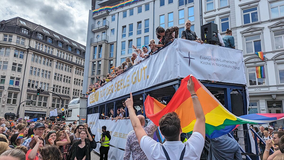 Der Truck der Nordkirche zieht, begleitet von vielen Unterstützer:innen und Schaulustigen, durch die Hamburger Innenstadt. 