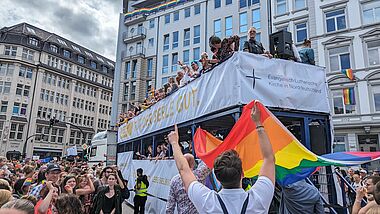 Der Truck der Nordkirche zieht begleitet von vielen Unterstützer:innen und Schaulustigen durch die Hamburger Innenstadt. 