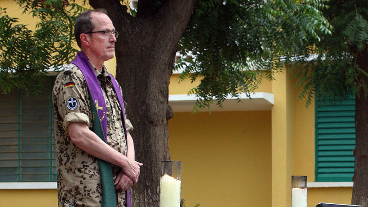 Militärpfarrer Andreas-Christian Tuebler aus Appen bei Hamburg bei einem Feldgottesdienst in Koulikoro in Mali (Archiv 2014)