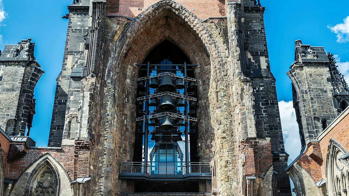 Das Carillon am Mahnmal St. Nikolai hat seinen Platz an der Stelle am Kirchturm, wo vor der Zerstörung der Kirche 1943 die Orgel stand. Vom Gelände des ehemaligen Kirchenschiffes aus frei einsehbar hängen hier 51 Glocken mit einem Gesamtgewicht von 13 Tonnen. 