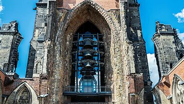 Carillon-Glocken im Kirchturm des Mahnmals St. Nikolai.