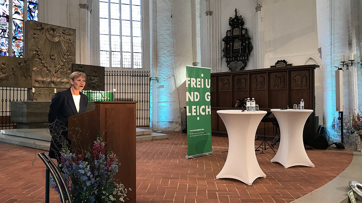 Bischöfin Kirsten Fehrs eröffnet die Ausstellung "Menschen.Rechte.Leben" der EKD-Initiative #freiundgleich in der Hamburger Hauptkirche St. Katharinen