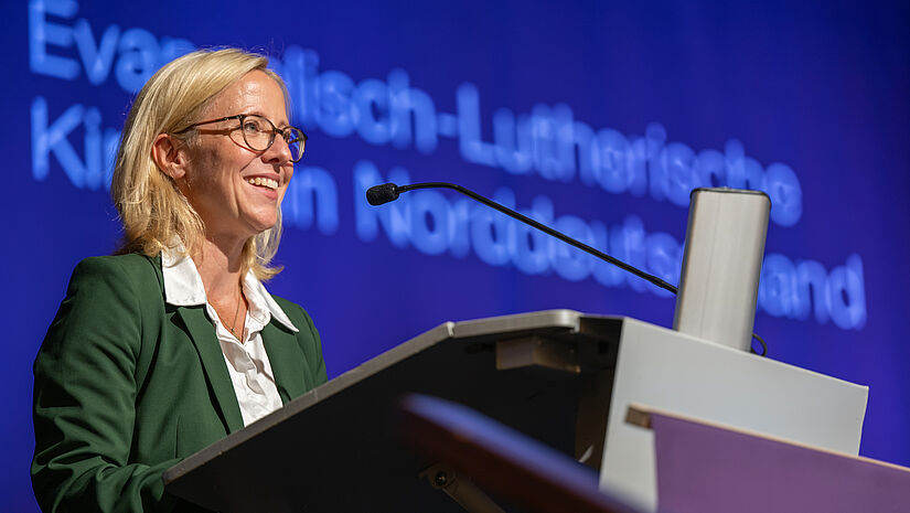 Bischöfin Nora Steen stellt den Synodalen den Zukunftsprozess der Nordkirche vor