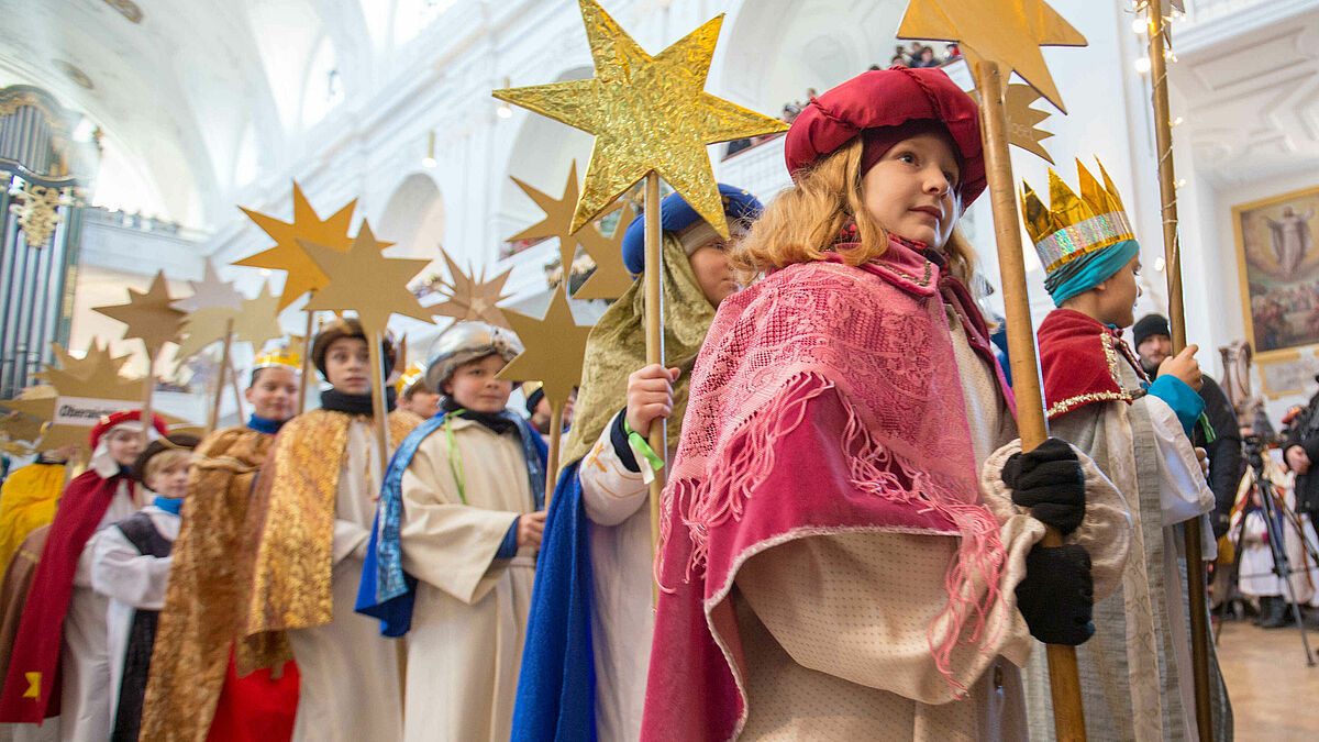 Verkleidet als Caspar, Melchior und Balthasar ziehen rund 300.000 Kinder in ganz Deutschland von Haus zu Haus, um den Bewohnern den Segen Gottes zu bringen und Spenden zu sammeln (epd-Archiv). 