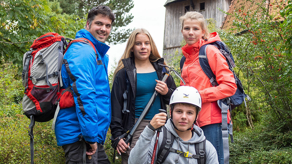 Zwischen Bergwanderungen und Konfirmandenunterricht tauft Pastor Felix Meyer-Zurwelle in Südtirol Paula Schmidt, Pascal Scheminowski und Kaja Dibbern im Reinbach (v. l.) 