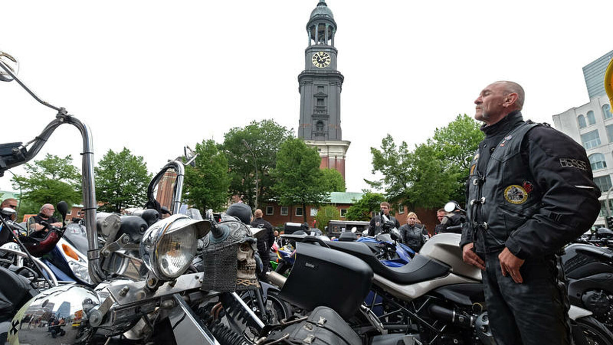 Rund um den Michel (Archivbild) soll es noch einmal ein Festprogramm mit tausenden Biker:innen und Schaulustigen geben: 2025 soll der Hamburger Motorradgottesdienst ein letztes Mal stattfinden. 