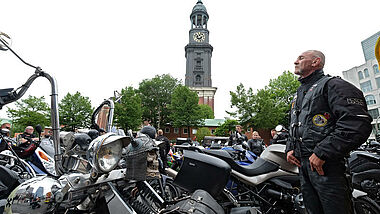 Etwa 27.000 Biker haben 2015 den 32. Motorrad-Gottesdienst (MOGO) in Hamburg gefeiert.