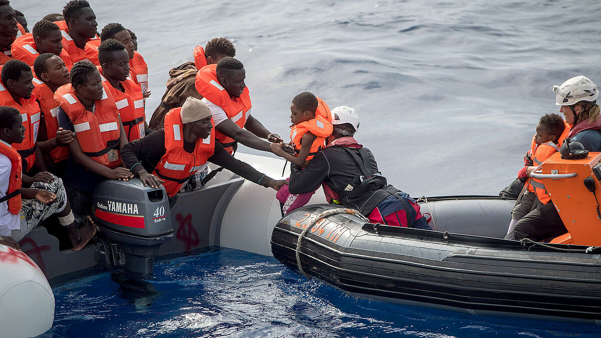 Rettungseinsatz von Seenotrettern im Mittelmeer (Archiv)