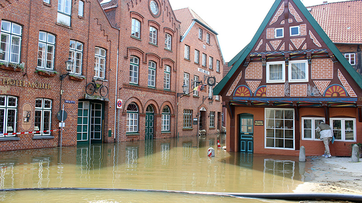 Hochwasser in Lauenburg am 11. Juni 2013. Landesbischof Gerhard Ulrich ruft zu Spenden für Opfer der Elbeflut auf