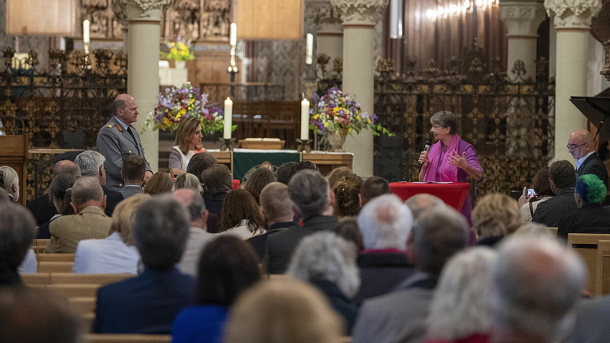 Landesbischöfin Kühnbaum-Schmidt bei ihrem Impuls zum Thema "Frieden", Sommerempfang der Nordkirche am 27. Juni 2022