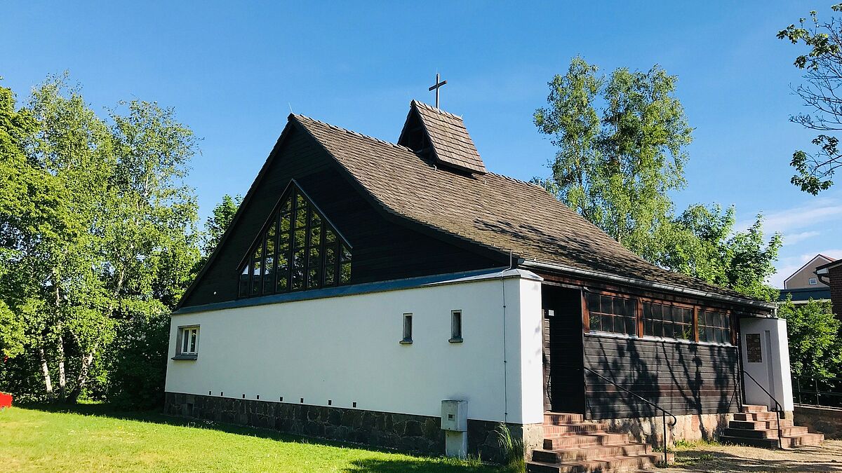 Das heute Aussehen der Bartning-Kapelle in Neubrandenburg. Die Jahre haben Veränderungen mit sich gebracht.