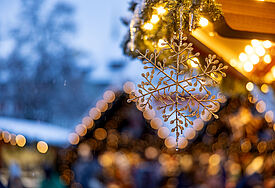 Lichter glänzen auf einem Weihnachtsmarkt.