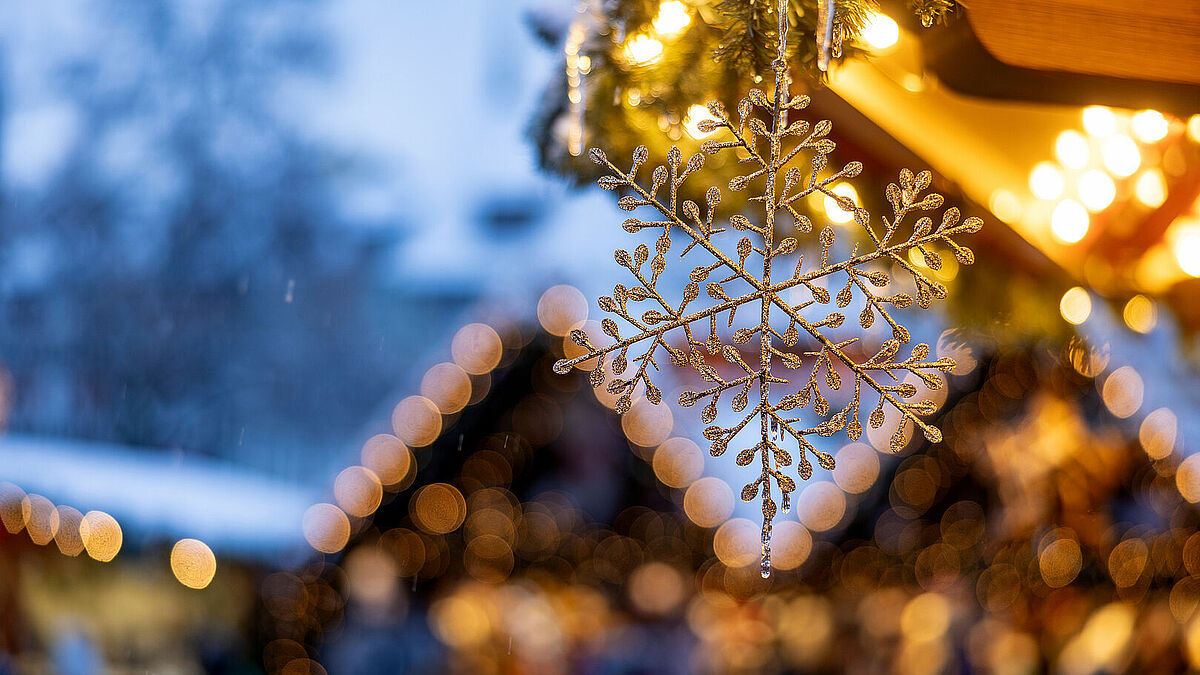 Der Duft von gebrannten Mandeln, Waffeln und Weihnachtspunsch lockt Besucher auf die Weihnachtsmärkte. Konzerte, basteln oder backen - vielerorts gibt es auch Programm für Groß und Klein.