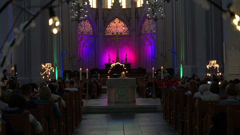 Stimmungsvoller Auftakt: Der Eröffnungsgottesdienst des Kirchentagsjubiläums wird im Greifswalder Dom gefeiert. 