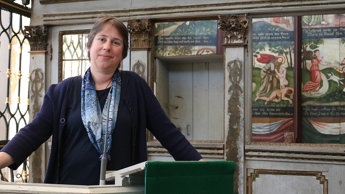 Dr. Uta Andrée in der Kanzel der Klosterkirche in Preetz.