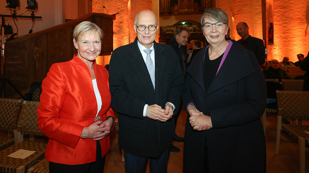 Zum Adventsempfang der Nordkirche begrüßten Landesbischöfin Kristina Kühnbaum-Schmidt (rechts) und Bischöfin Kirsten Fehrs unter anderem Hamburgs Ersten Bürgermeister Peter Tschentscher. 