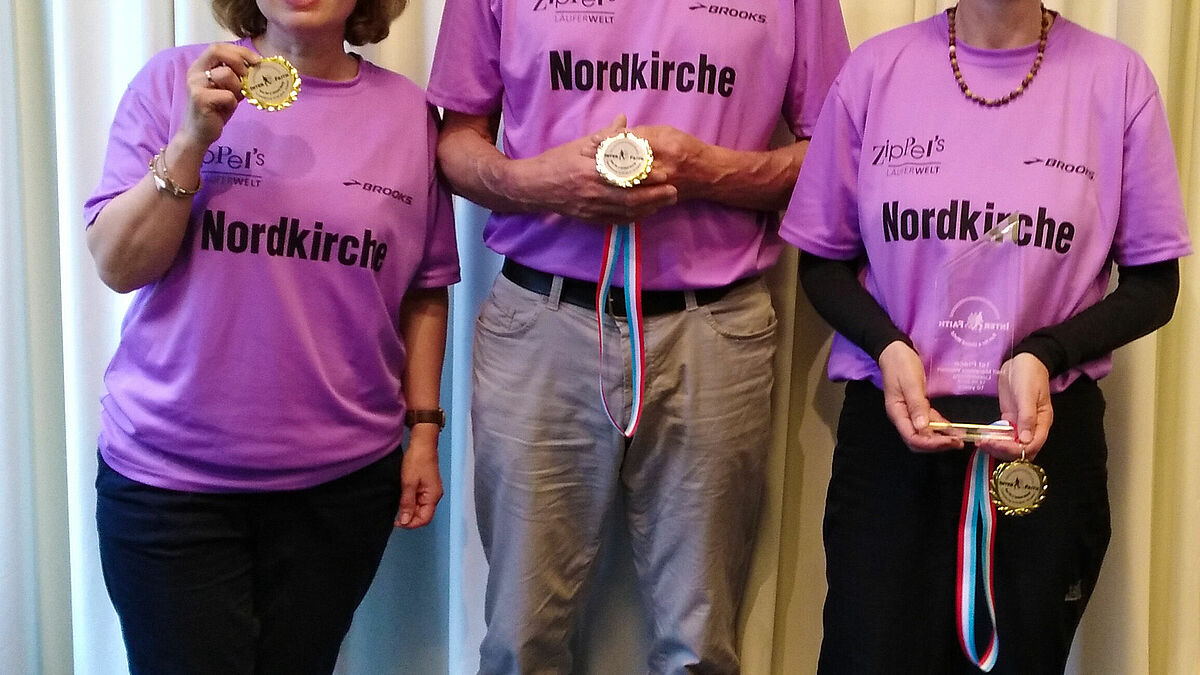 Auf der Interfaith haben sie alle eine Medaille bekommen: Kerstin Ulrich (v.l.), Erhard Graf und Christine Böttger nach dem Halbmarathon.