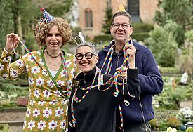 Philine Eidt, Katja und Heiko von Kiedrowski mit Luftschlangen