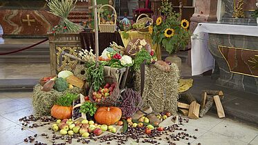 Erntedank Zu Erntedank sind viele Kirchen feierlich mit den Früchten der Ernte geschmückt.