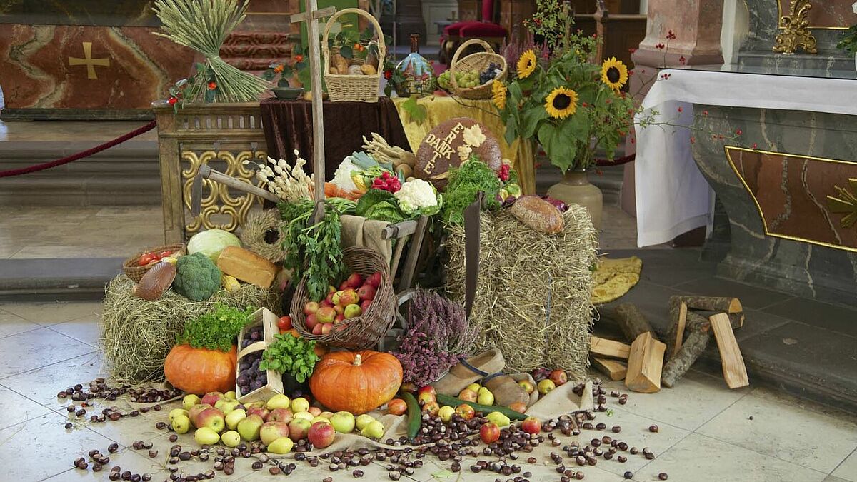 Zu Erntedank sind viele Kirchen feierlich mit den Früchten der Ernte geschmückt.