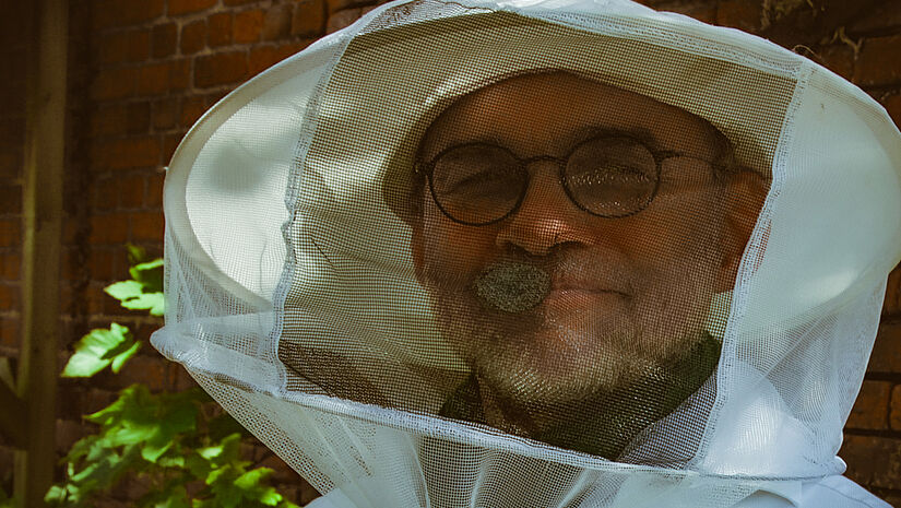 Schon als Kind faszinierten ihn Bienen: Pastor Andreas Ortlieb ist seit 45 Jahren Bienenzüchter. Eines seiner zehn Völker wohnt im Klostergarten.