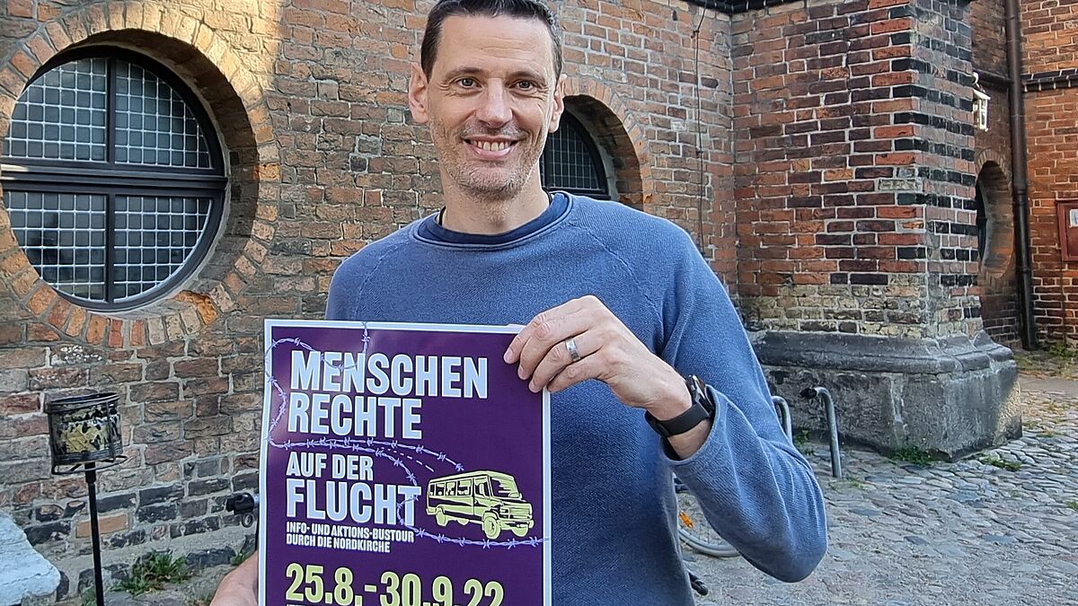 Lars Müller, Flüchtlingsbeaftragter im Kirchenkreis Mecklenburg, möchte mit der Infobustour erreichen, dass die Menschenwürde aller Zufluchtsuchenden gewahrt wird. 